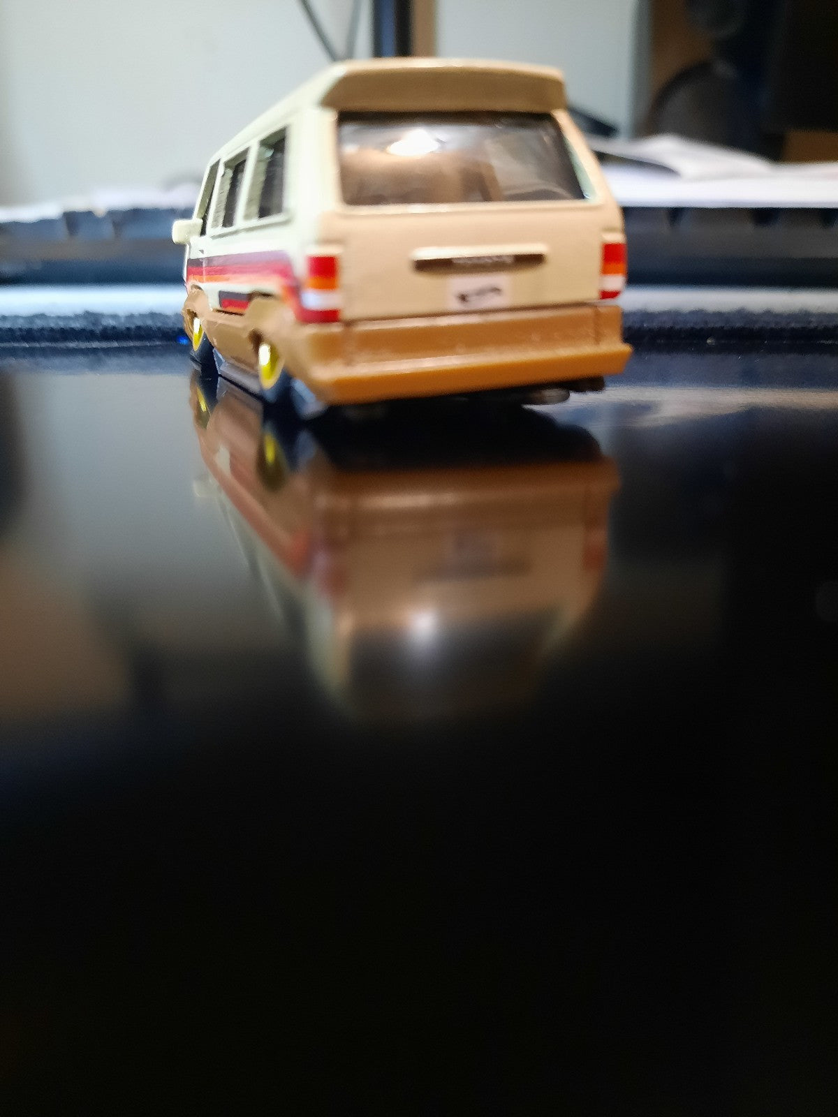 Hot Wheels Custom Wheel Swapped SUPER SLAMMED 1986 Toyota van W/Display Box Ship