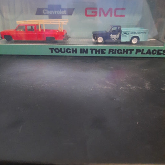M2 Machines 1973 Chevrolet Cheyenne Super 30 & 1975 GMC Sierra Grande 1/64