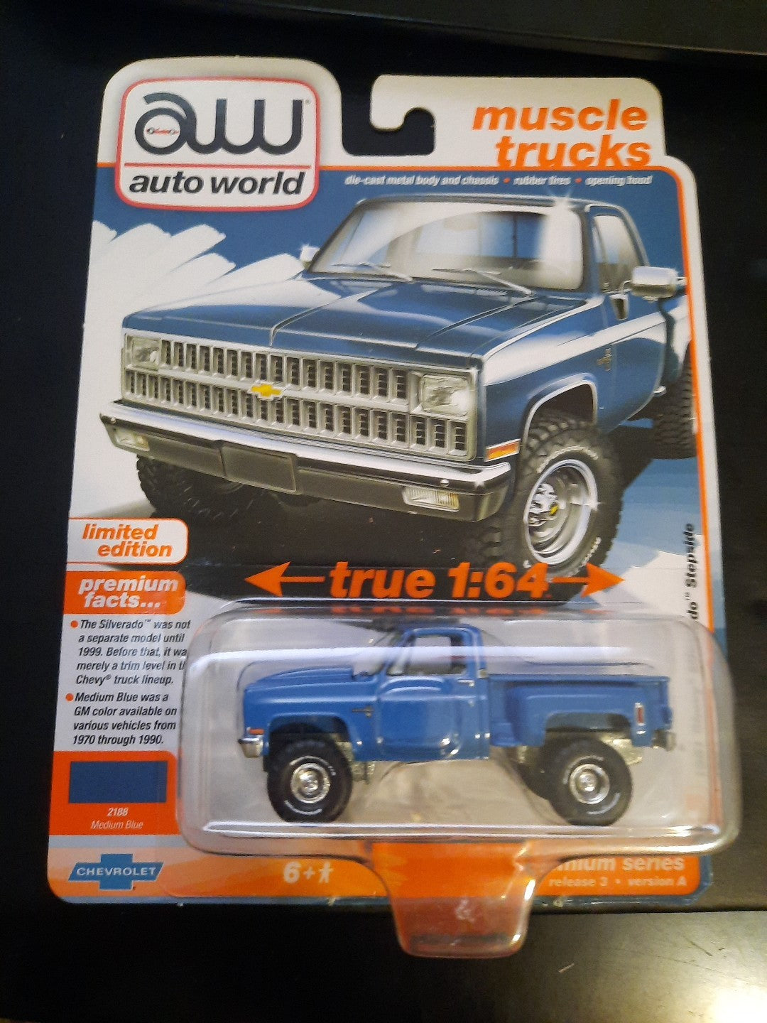Auto World 1981 Chevy Silverado Stepside Blue NEW