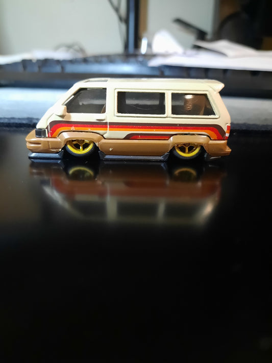 Hot Wheels Custom Wheel Swapped SUPER SLAMMED 1986 Toyota van W/Display Box Ship
